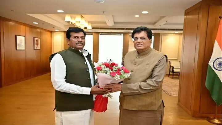 ग्वालियर में इन्वेस्टमेंट एंड ट्रेड फैसिलिटेशन कन्वेंशन सेंटर की स्वीकृति के लिए केन्द्रीय मंत्री गोयल से मिले सांसद कुशवाह