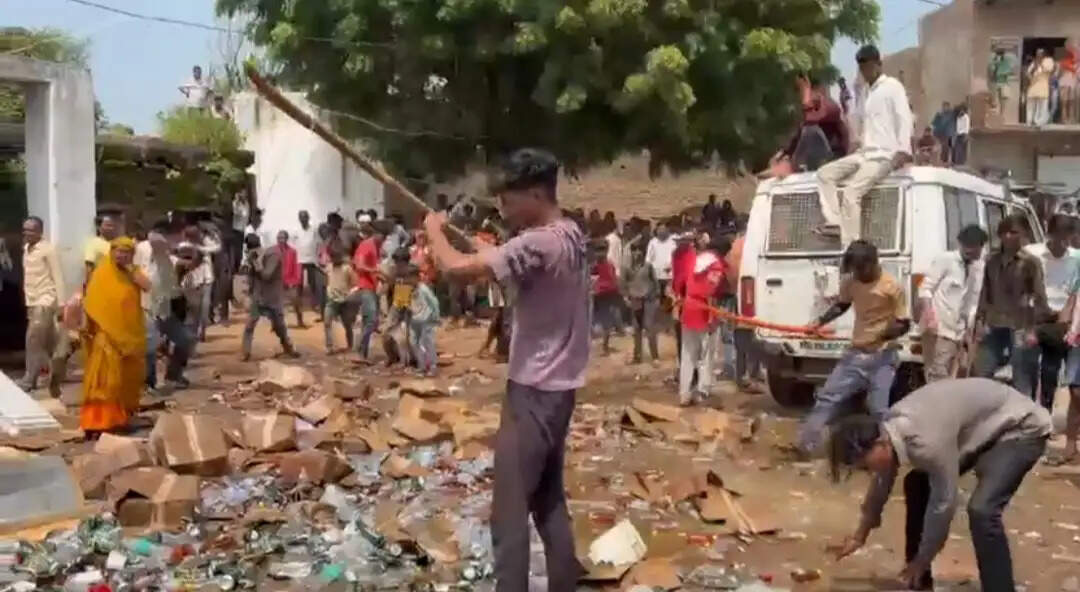 शराब दुकान के खिलाफ भड़का जनआक्रोश, तोड़फोड़ के बाद सड़क पर बिखरी शराब की पेटियां