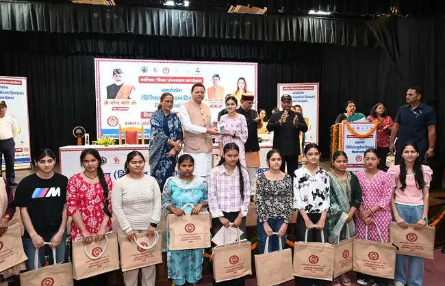 कन्या पूजन तभी सार्थक,जब बेटियों को मिले सम्मान, सुरक्षा और समान अवसर : धामी