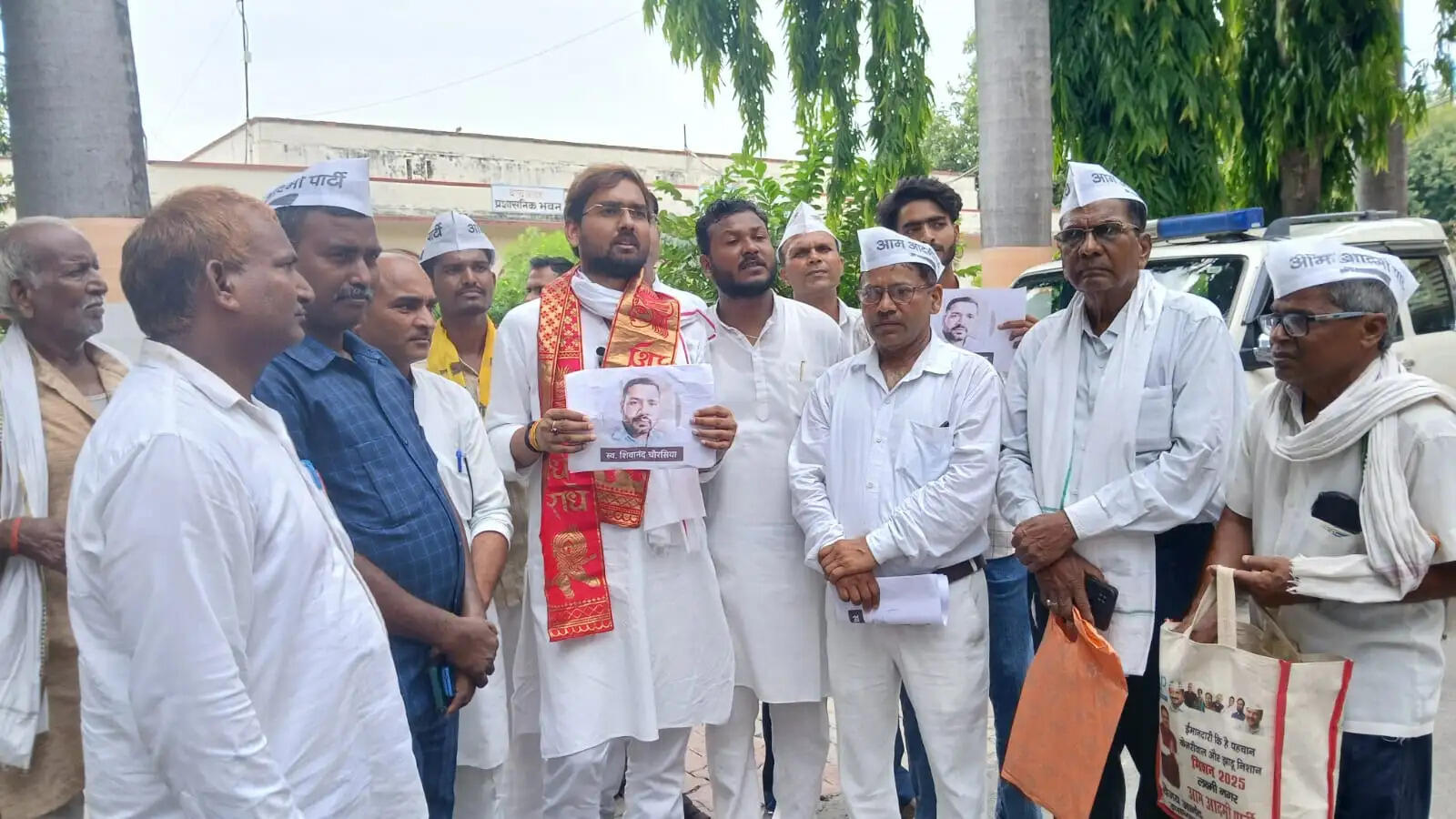 शहीद शिवानन्द चौरसिया के परिजनों को सम्मान व सहायता देने की मांग, सौंपा ज्ञापन