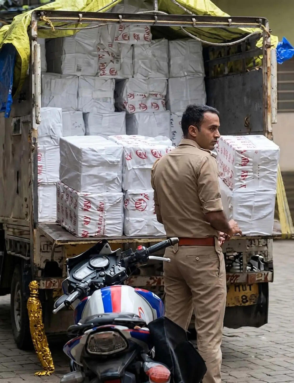 प्रतिबंधित पटाखों से भरी गाड़ी पकड़ी