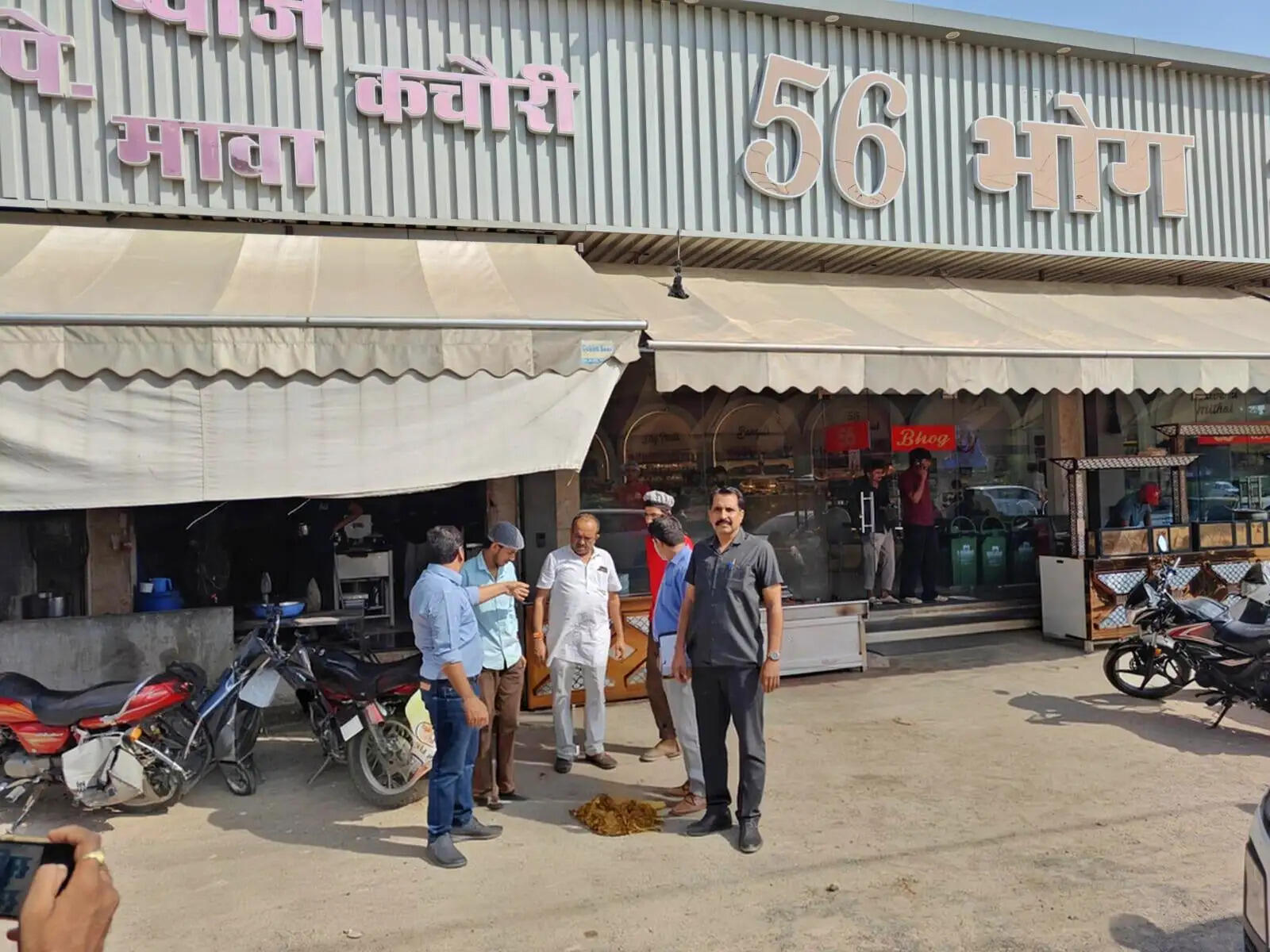56 भोग स्वीट्स में जले हुए तेल से बन रही थी कचौड़ी