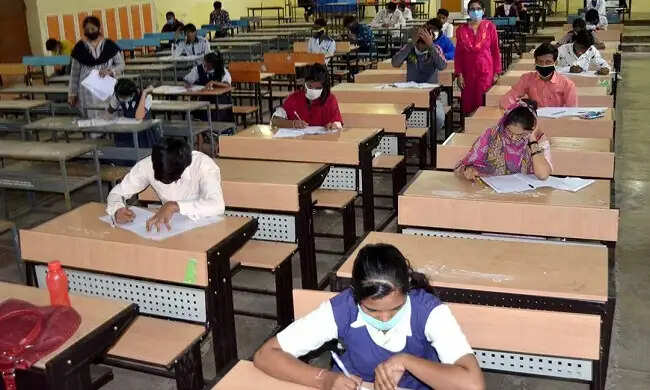 ग्वालियरः प्राइमरी एवं मिडिल बोर्ड की परीक्षा में गलत प्रश्न-पत्र देने के मामले में स्कूल प्रबंधन एवं बीआरसीसी को नोटिस