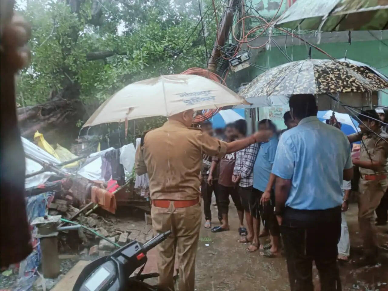 भारी बारिश के बीच सड़कों पर उतरे एसएसपी, सुरक्षा व्यवस्था का लिया जायजा