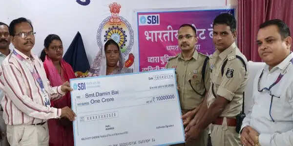 दिवंगत पुलिसकर्मियों के आश्रितों को प्रदान की गई बीमा राशि