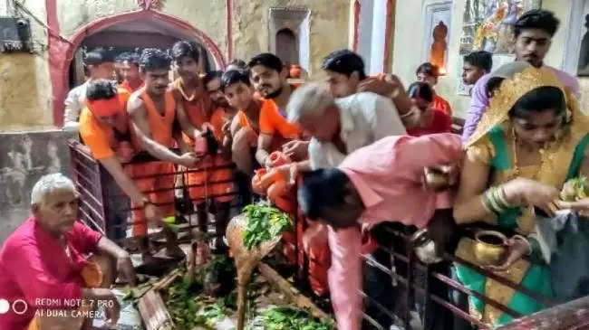 कुशीनगर के प्राचीन शिव मंदिर में बिहार से पहुंचे भक्त