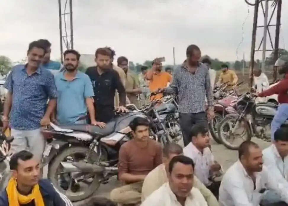राजगढ़ः अघोषित बिजली कटौती से नाराज किसानों ने हाइवे पर किया चक्काजाम