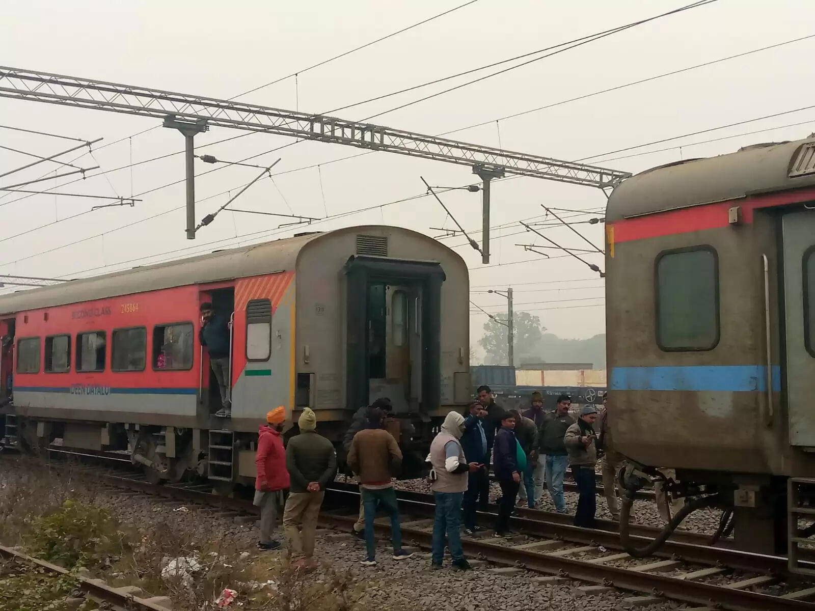 कपलिंग टूटने से दो घंटे खड़ी रही फरक्का एक्सप्रेस ट्रेन