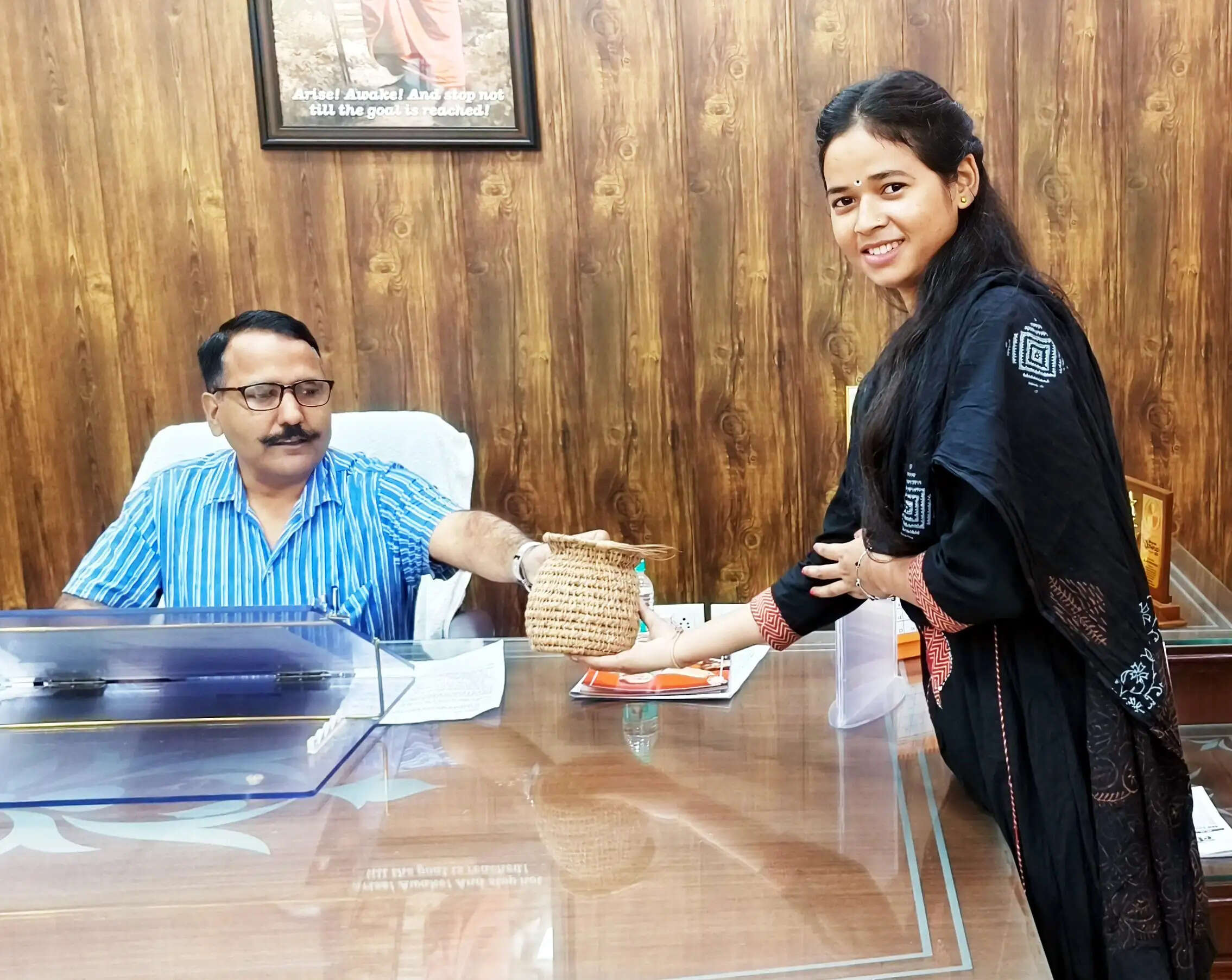 पिरूल से हस्तशिल्प उत्पाद बनाकर 45 महिलाओं को आत्मनिर्भर बना रहीं नैनीताल की भारती