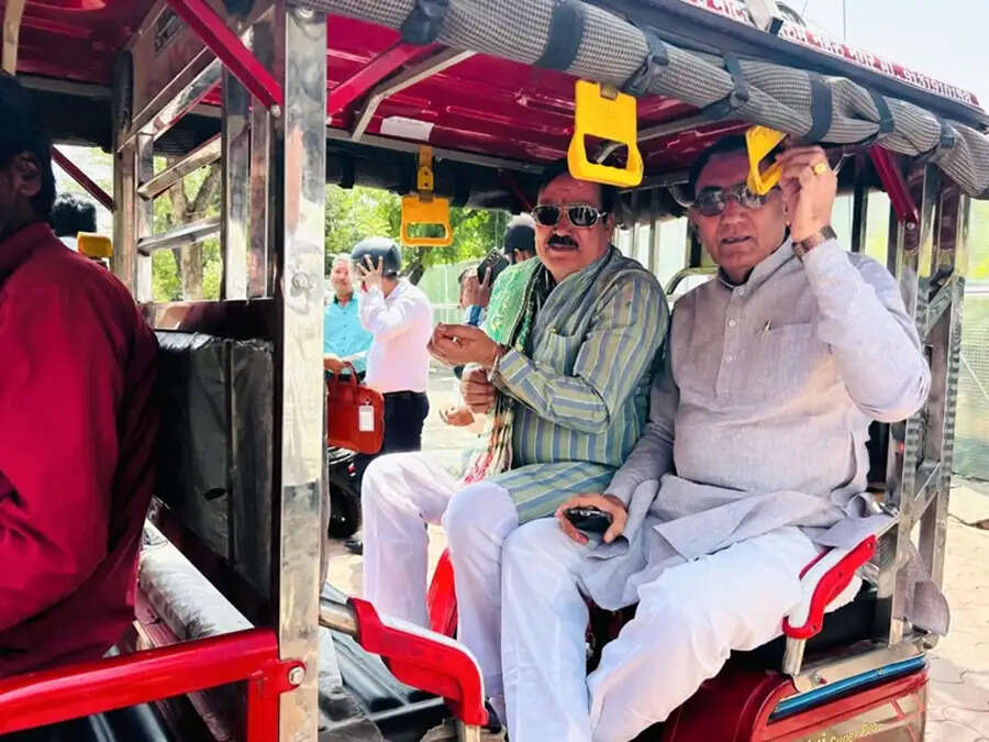 कैबिनेट बैठक में शामिल होने एक ही ई-रिक्शा से मंत्रालय पहुंचे मंत्री टेटवाल और पंवार