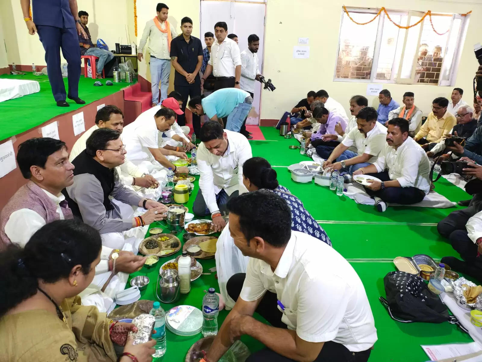 मुख्यमंत्री ने कार्यकर्ताओं  संग टिफिन बैठक कर किया संवाद,बोले-विशेष क्षण