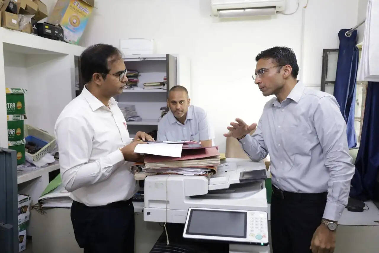 डीएम ने उपनिबंधक विकासनगर के निलंबन व विभागीय अनुशासनात्मक कार्रवाई की संस्तुति की