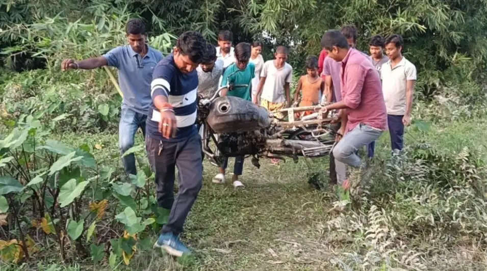 झाड़ी में अज्ञात शव के साथ मिला हीरो कंपनी का जला हुआ बाइक, इलाके में फैली सनसनी