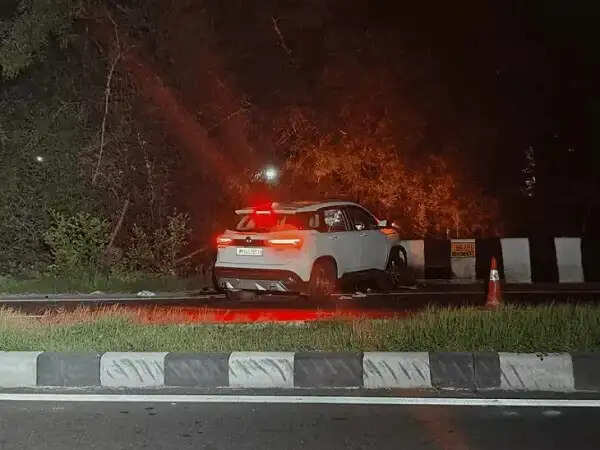 रतलाम-इंदौर फोरलेन पर&nbsp;पुलिया के डिवाइडर से टकराई कार, बाल रोग विशेषज्ञ और उनके ससुर की मौत
