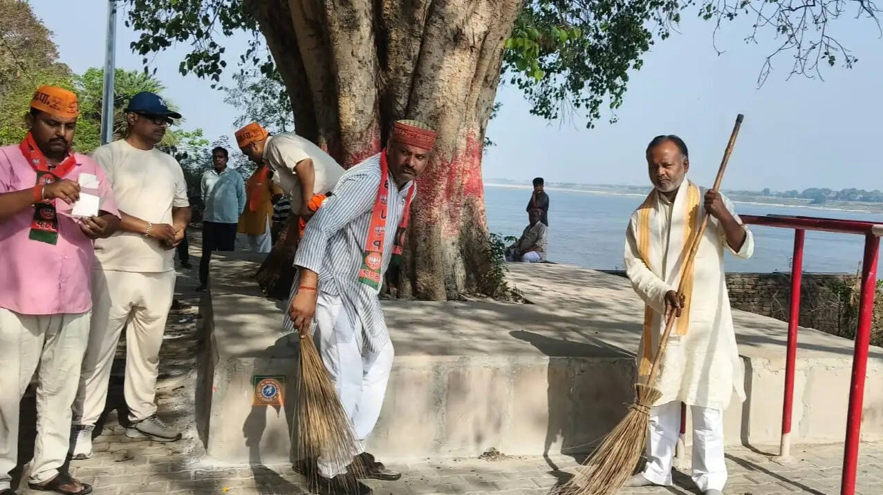 भाजपा का घर-घर संपर्क अभियान, गंगा घाट पर सफाई कर दिया स्वच्छता का संदेश