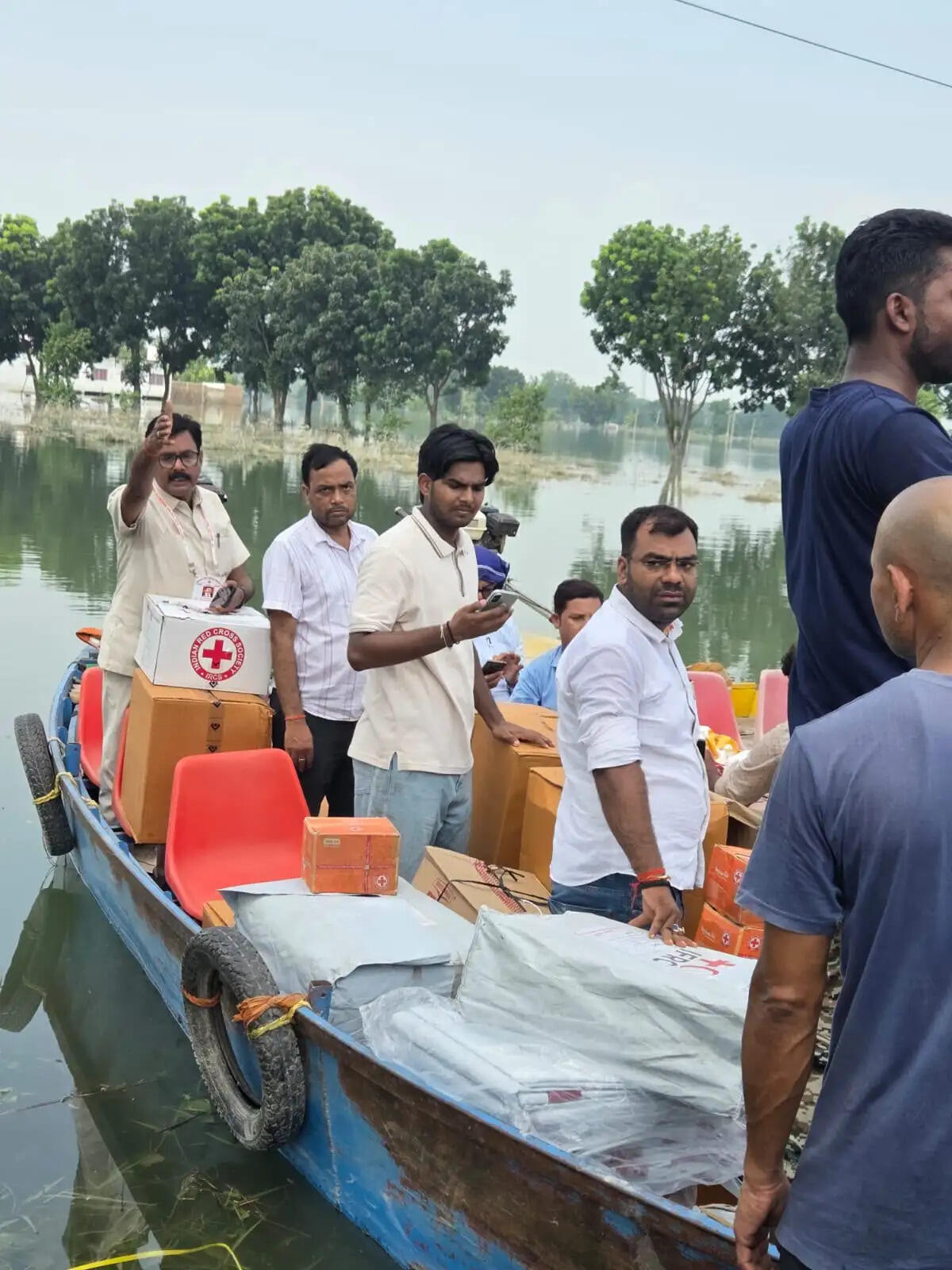 मकेर के बाढ़ प्रभावित गांवों में रेड क्रॉस सोसाइटी ने बांटी राहत सामग्री