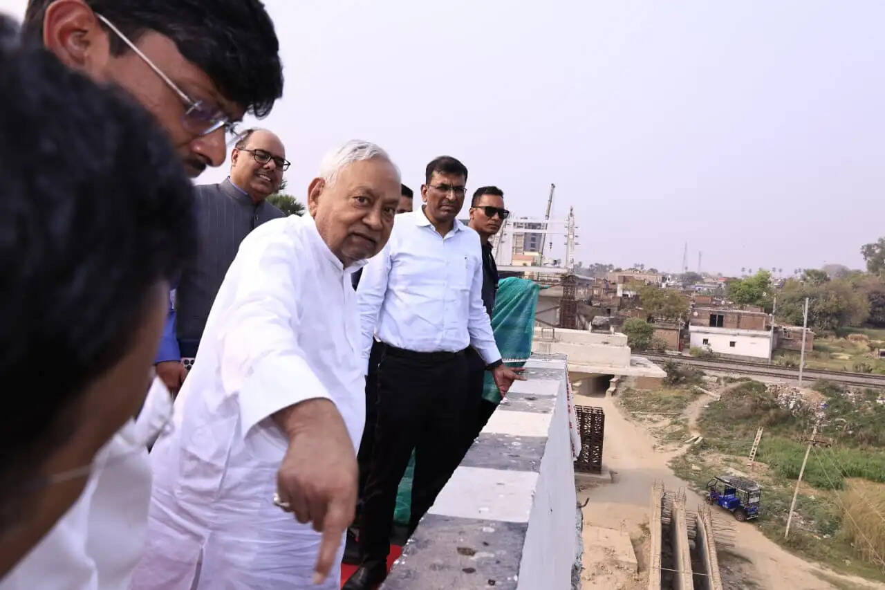 मुख्यमंत्री नीतीश कुमार ने बख्तियारपुर में विभिन्न निर्माणाधीन विकास योजनाओं का किया निरीक्षण, तेजी से कार्य पूर्ण करने का दिया निर्देश