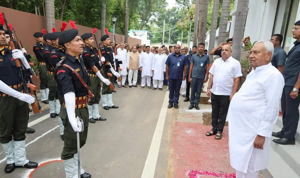 पूर्व मुख्यमंत्री एवं राज्यसभा सदस्य नीतीश कुमार ने ध्वजारोहण कर प्रदेशवासियों को दी बधाई