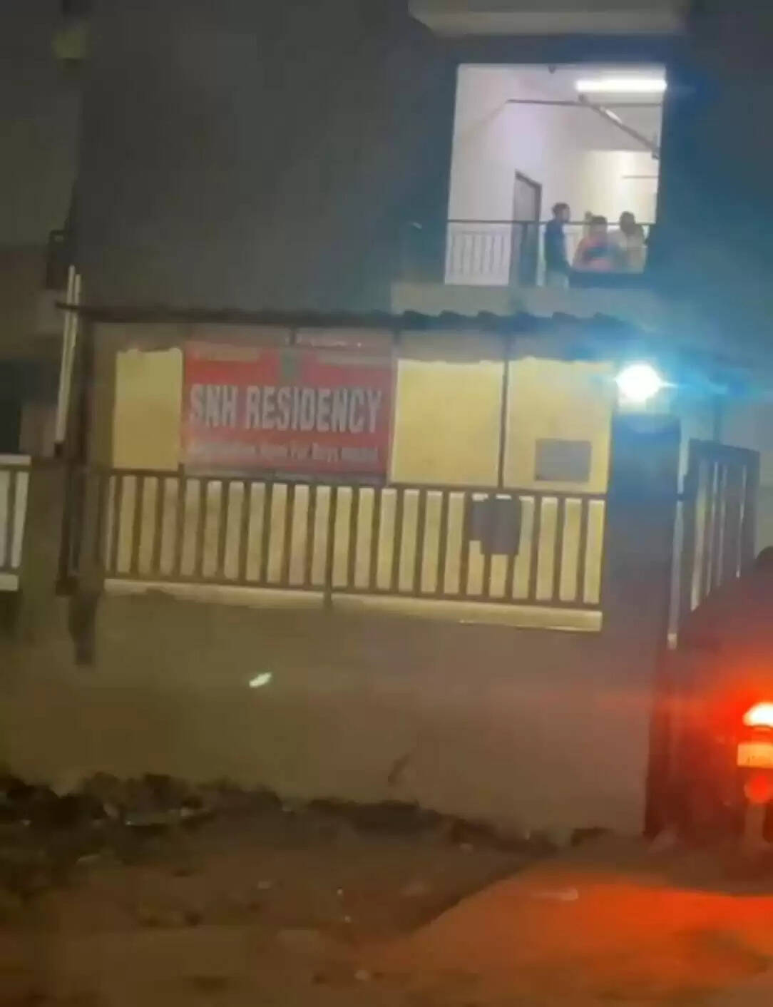 बी-टेक के छात्र और दसवीं कक्षा की छात्रा ने की आत्महत्या