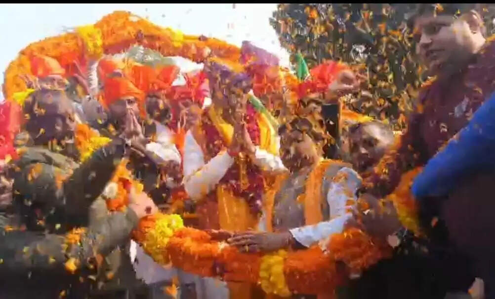 भागलपुर पहुंचे भाजपा प्रदेश अध्यक्ष, बुलडोजर पर चढ़कर हुआ स्वागत