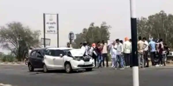 हांसी में राजस्थान रोडवेज बस के पीछे से टकराईं दो कारें, दो घायल
