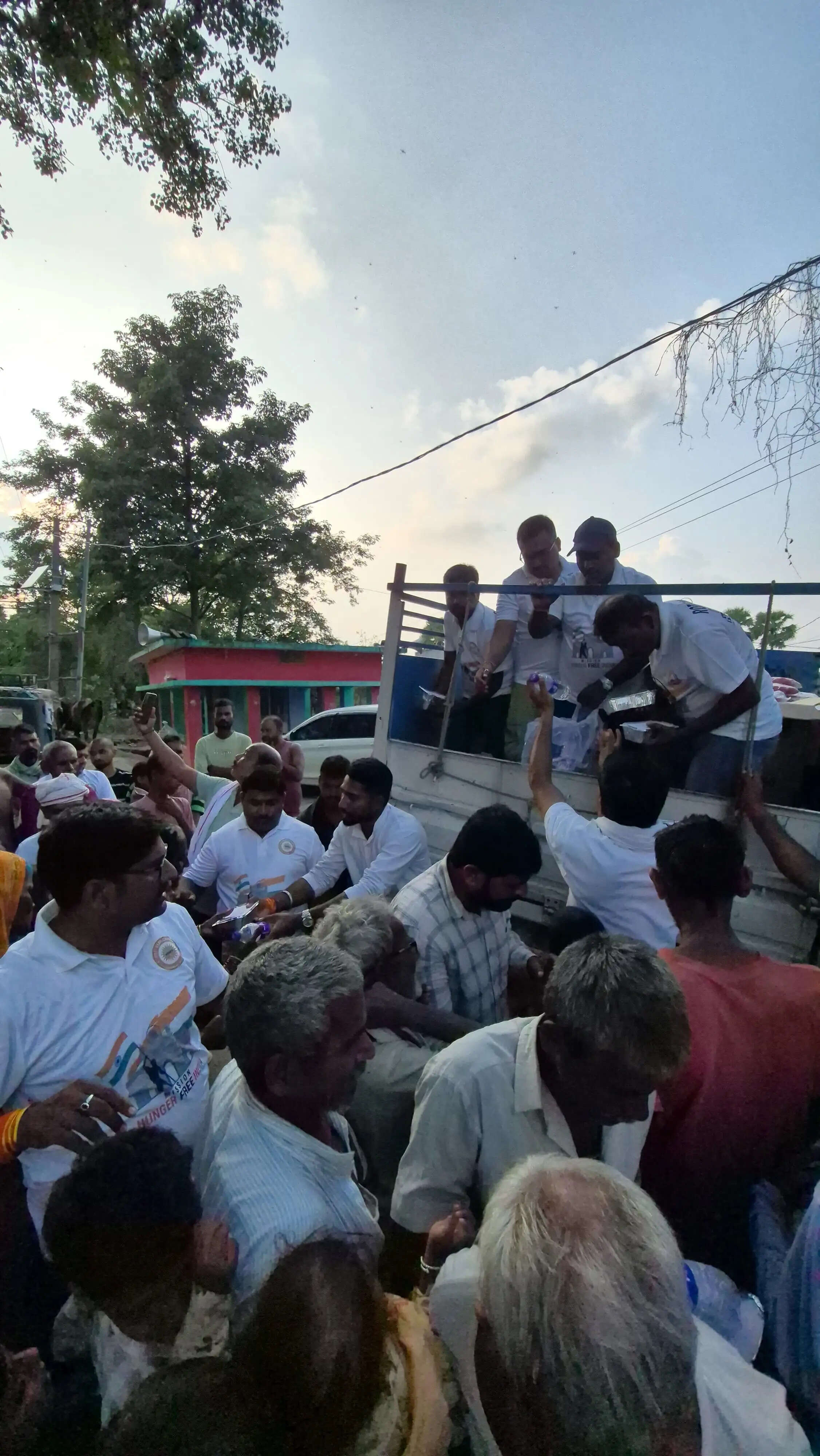रोटी बैंक ने आठवां वार्षिकोत्सव पर बाढ़ पीड़ितों को बांटी राहत सामग्री