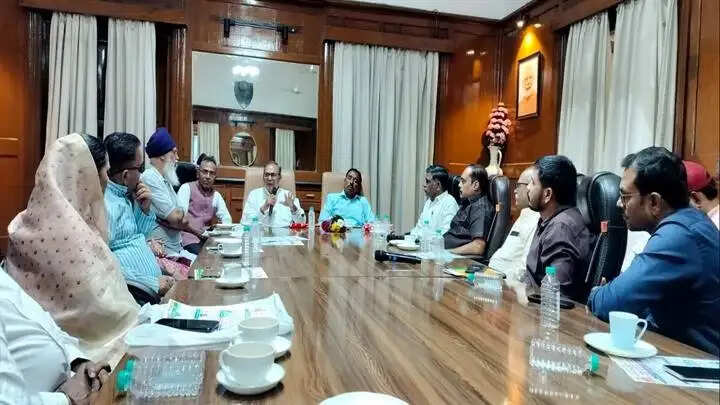इंदौरः डीडब्ल्यूबीडीएनसी के सदस्य स्वरूप सिंह बंजारा ने विभिन्न बस्तियों का दौरा कर समुदाय के लोगों से किया संवाद