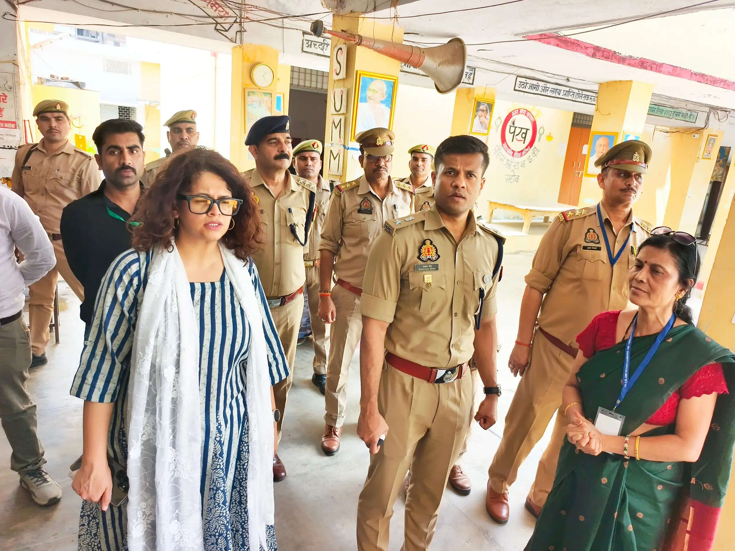 आरक्षी भर्ती परीक्षा के लिए बनाए गए परीक्षा केंद्रों का डीएम एसपी ने किया निरीक्षण