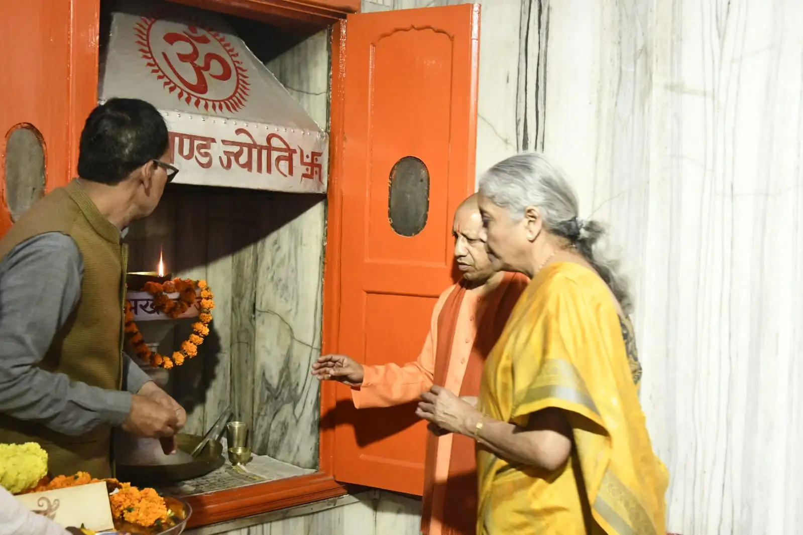 गोरखनाथ मंदिर पहुंचीं केंद्रीय वित्त मंत्री, किया दर्शन-पूजन