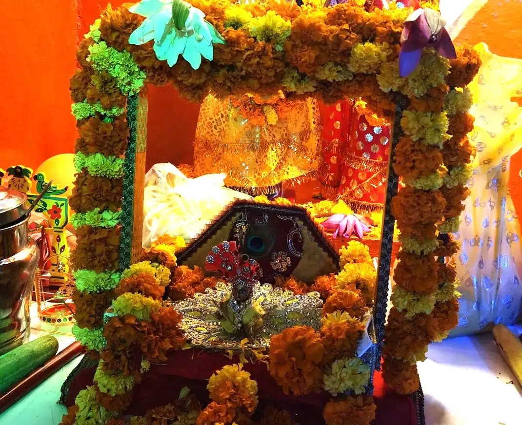 मीरजापुर: पुलिस लाइन में आधी रात गूंजा नंदलाला का जयकारा, कृष्ण लीला देख भावविभोर हुए दर्शक