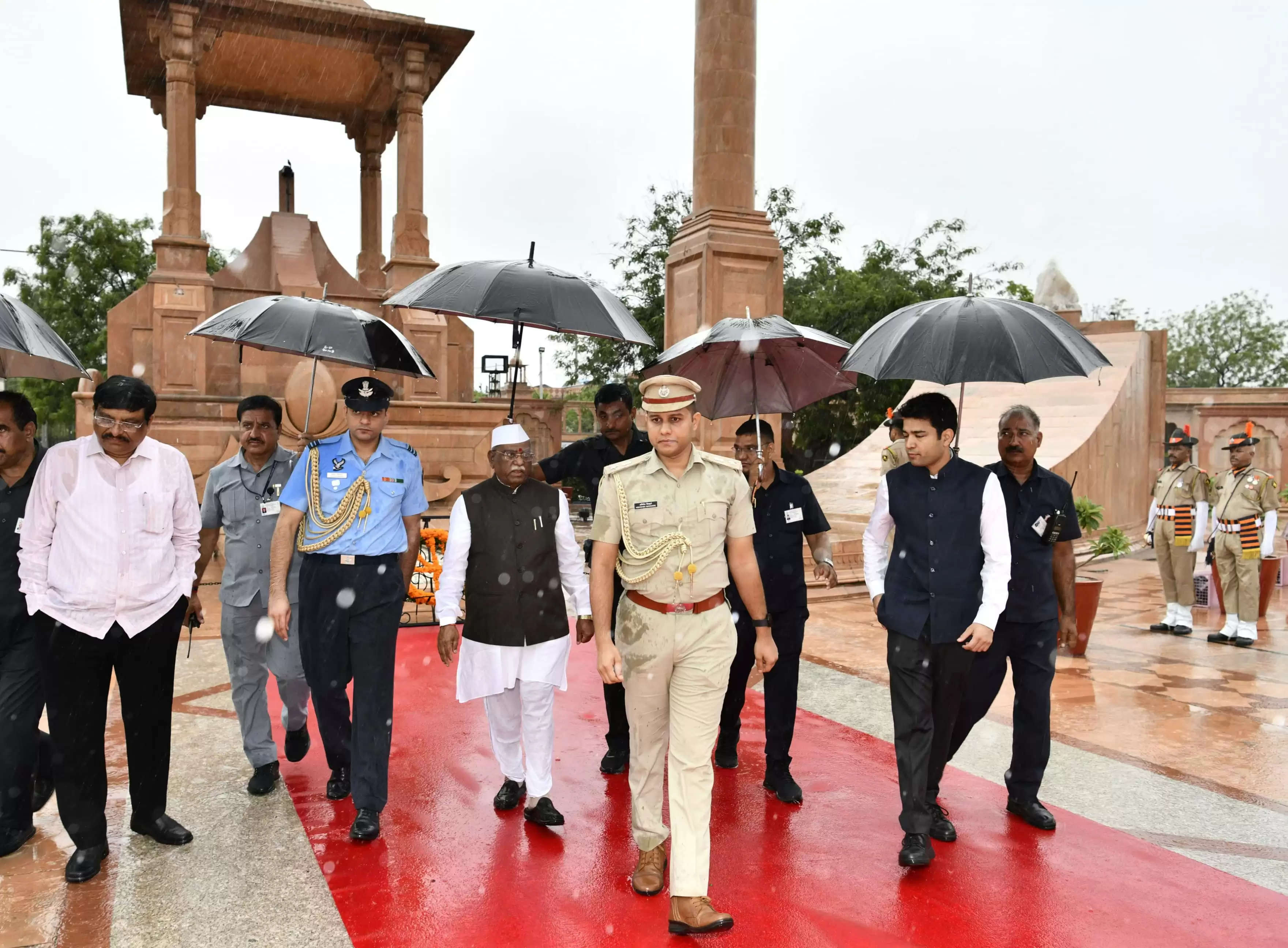 राज्यपाल बागडे ने अमर जवान ज्योति पर शहीदों को श्रद्धा सुमन अर्पित किए