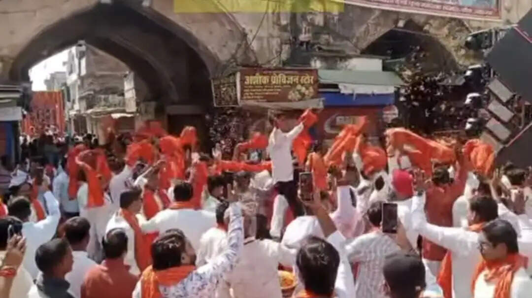 धूमधाम से निकली मां दुर्गा की शोभायात्रा, पुष्पवर्षा से हो हुआ स्वागत