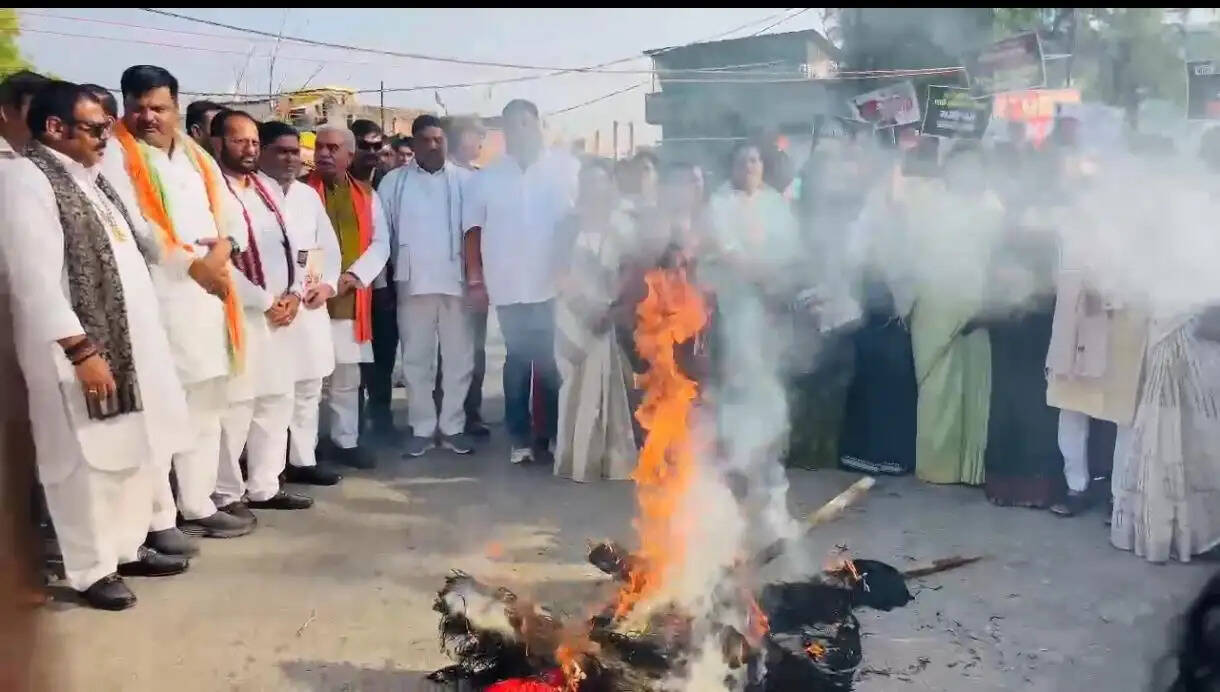 बलरामपुर में भाजपा की जन आक्रोश महिला रेली में विपक्ष पर हमला, किया राहुल व अखिलेश का पुतला दहन