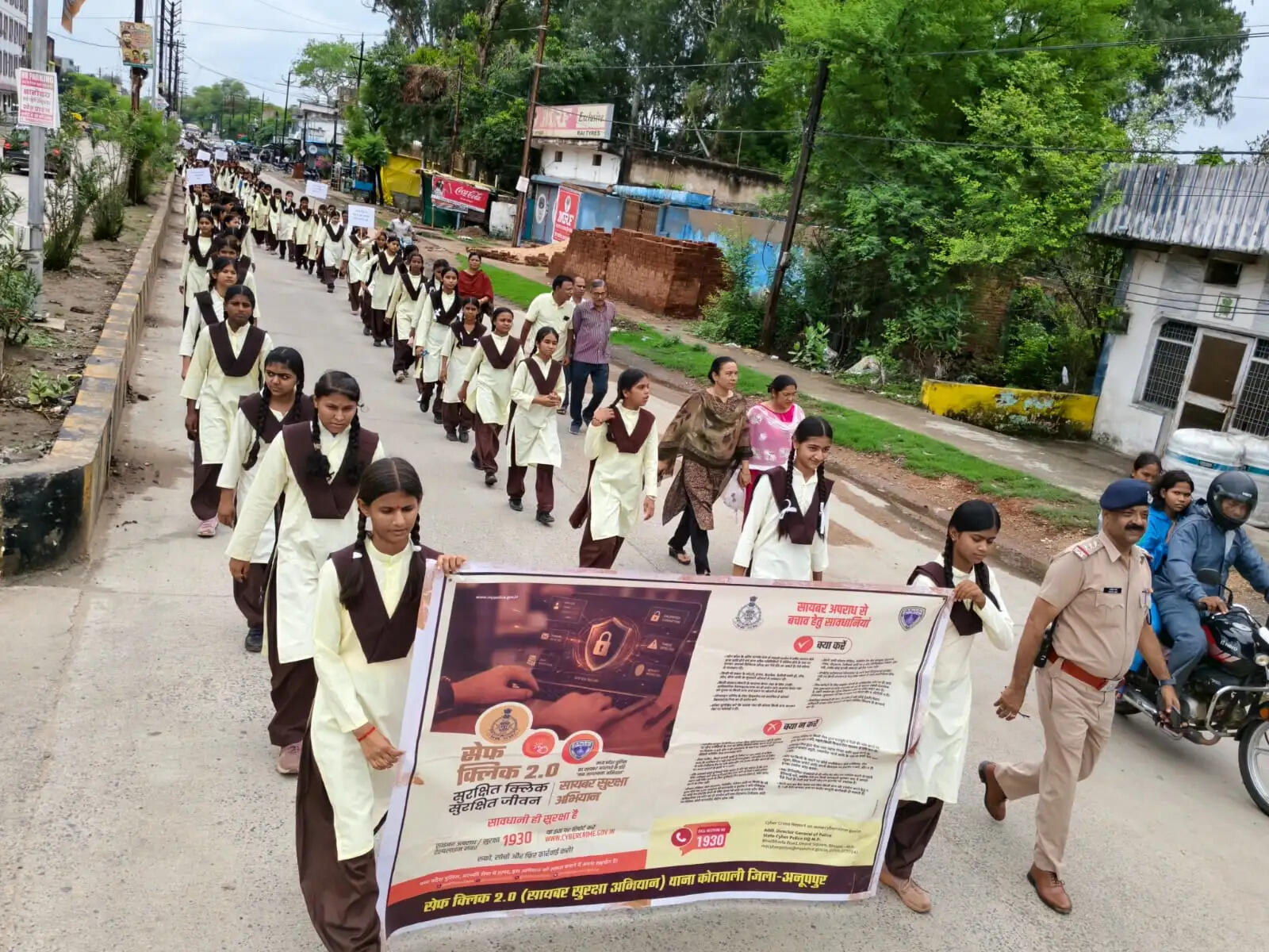 अनूपपुर: सेफ क्लिक अभियान 2.0 जारी, छात्र-छात्राओं की साइबर अपराधों पर जागरूकता रैली निकाल किया जागरूक