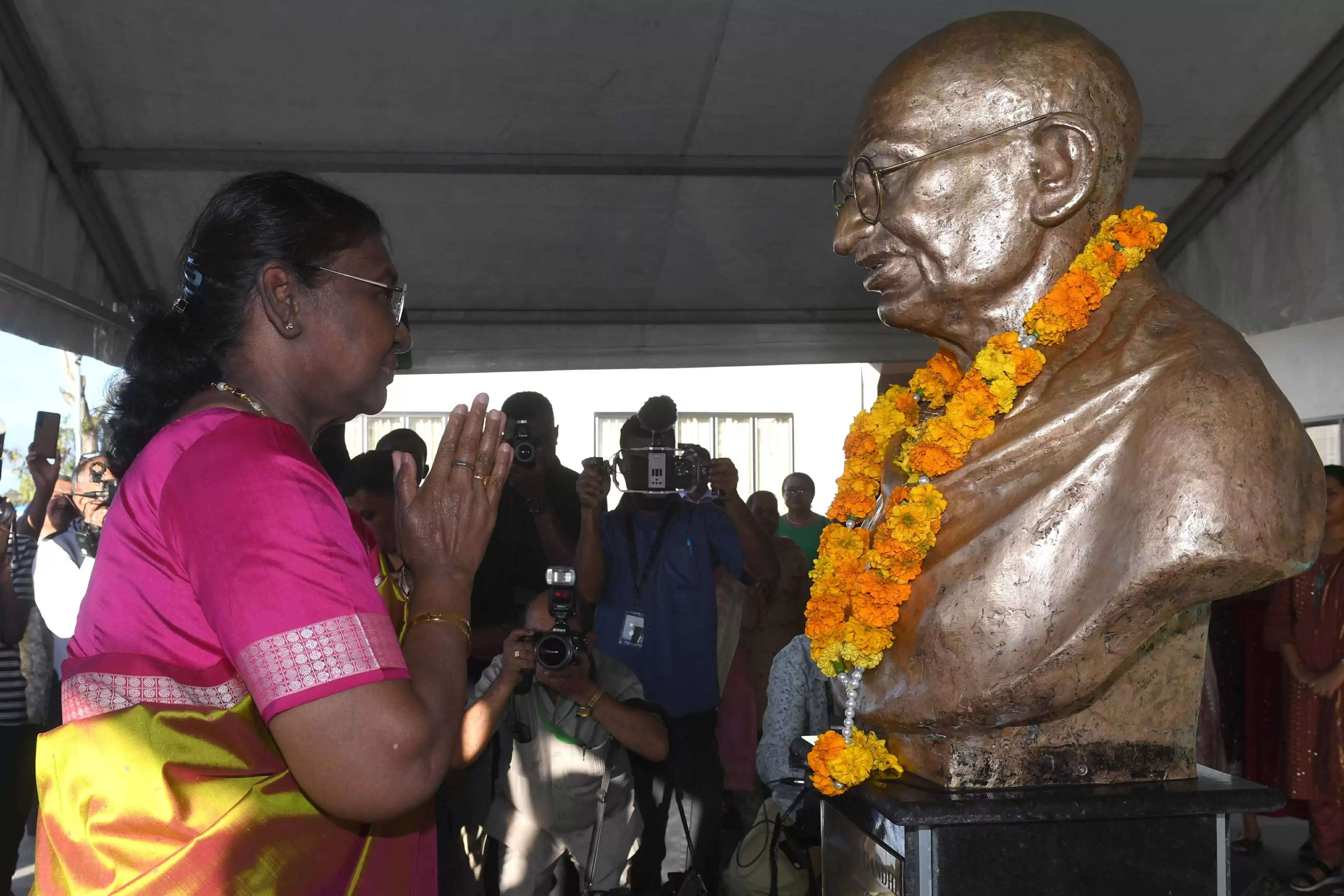 राष्ट्रपति द्रौपदी मुर्मू ने फिजी के नाडी में श्री शिव सुब्रमण्य स्वामी मंदिर में पूजा-अर्चना की