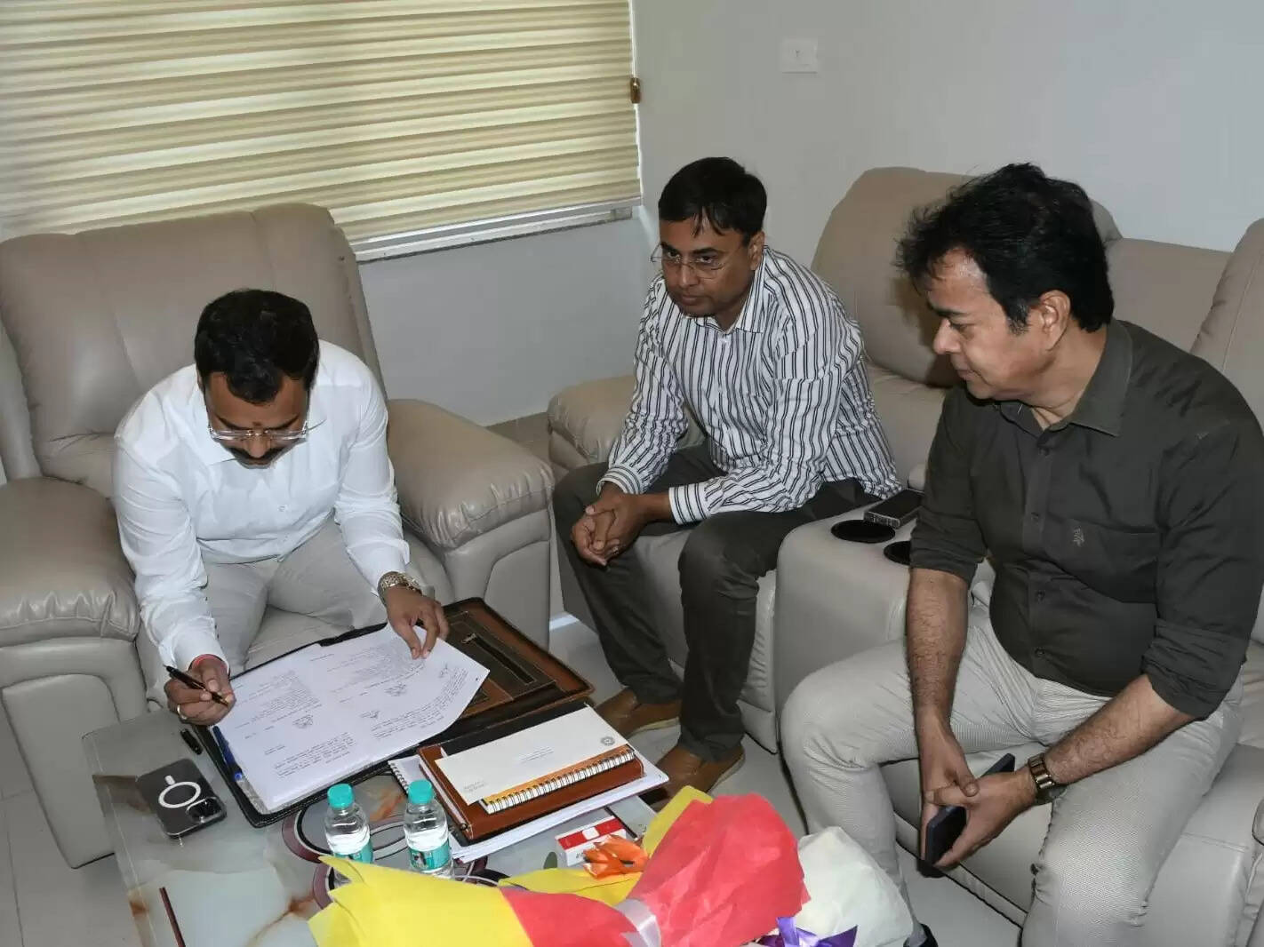 कानपुर : रैन बसेरे के निरीक्षण में रुपये वसूलने की मिली शिकायत, डीएम ने नगर आयुक्त से मांगा जवाब