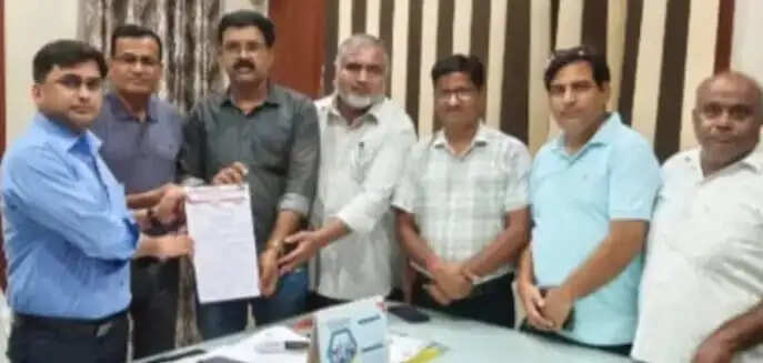 शिक्षकों की समस्याओं को लेकर शिक्षक संघ ने बीएसए को सौंपा ज्ञापन