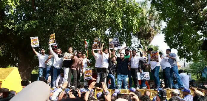 नीट पेपर लीक पर युवा कांग्रेस विरोध प्रदर्शन