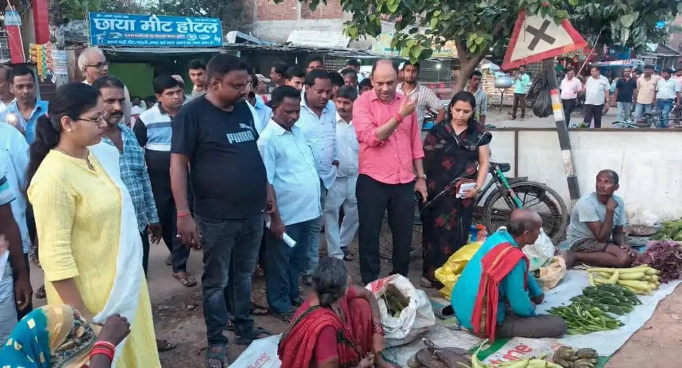 एसडीएम ने सड़क पर उतरकर दुकानदारों से किया संवाद