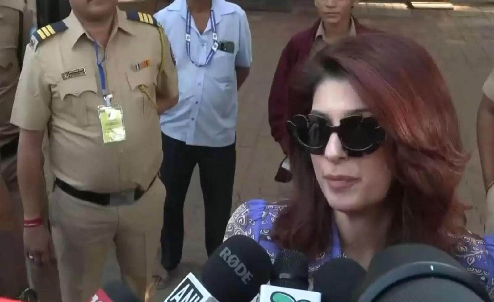 अभिनेता अक्षय कुमार ने बीएमसी चुनाव में किया मतदान, लोगों से वोट करने की अपील