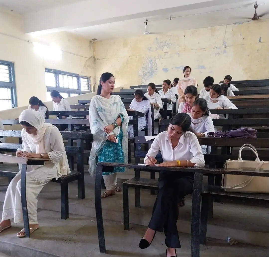 नैतिक मतदान पर निबंध प्रतियोगिता में शारदा पंगोत्रा प्रथम