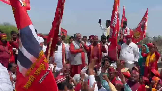 (अपडेट) श्रृंगवेरपुर धाम में बनी अवैध मस्जिद के विरोध में डॉ. संजय निषाद धरने पर बैठे