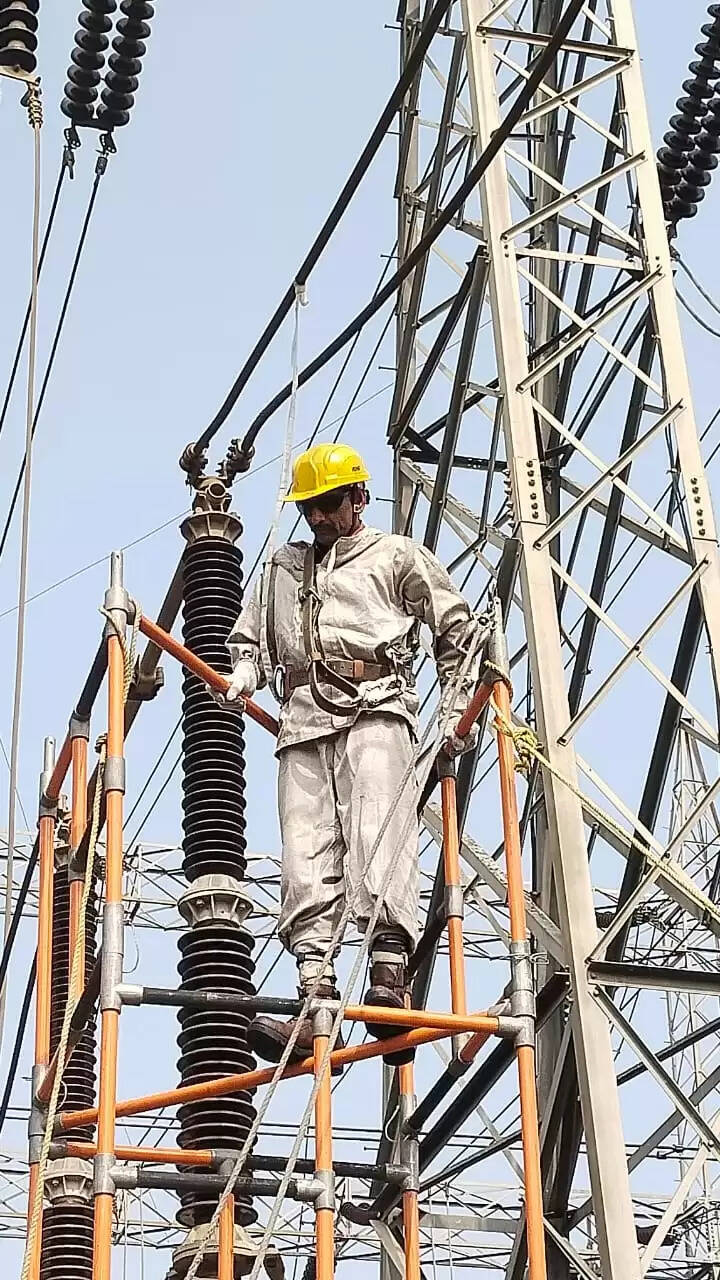 जबलपुर : बिजली व्यवस्था प्रभावित न हो, इसलिये चालू किया 220 के वी सिस्टम में मेंटेनेंस