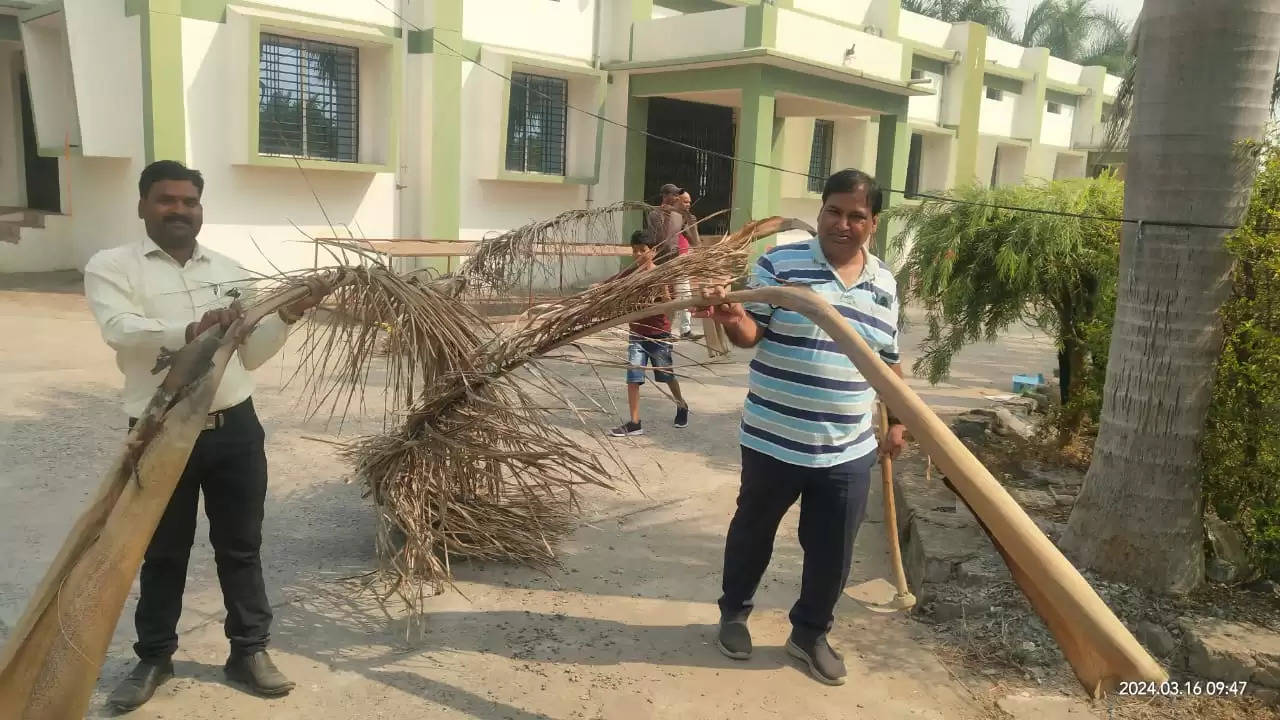 जांजगीर : जिला पंचायत सीईओ ने झाड़ू लगा कर दिया स्वच्छता का संदेश