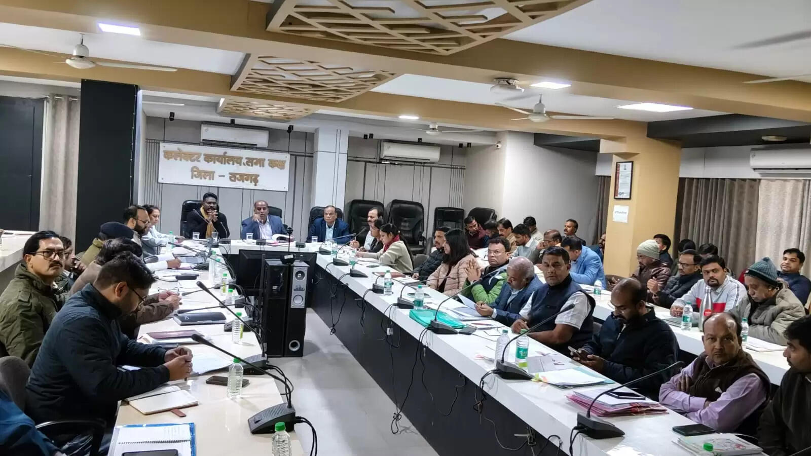 राजगढ़ः लापरवाही बरतने पर सिविल सर्जन कार्यालय का लेखापाल निलंबित, सीईओ पर लगाया जुर्माना