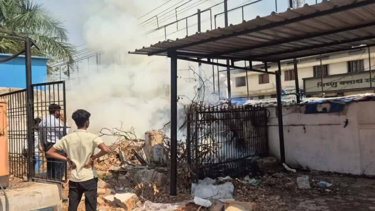 सूरजपुर : जनपद पंचायत के बाहर दुकानों में भीषण आग