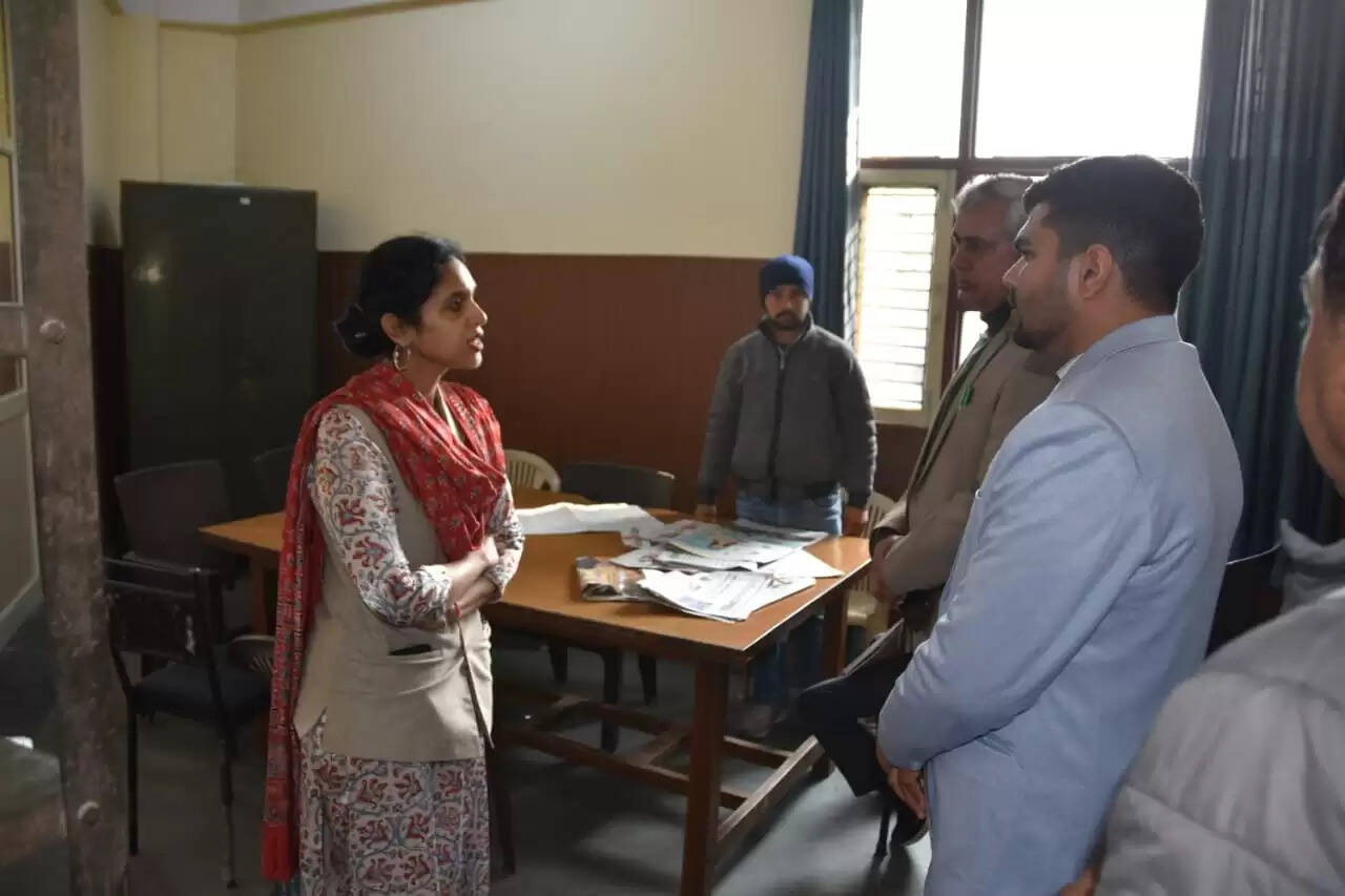 कैथल: डीसी ने किया जिला पुस्तकालय का दौरा, खामियां सुधारने के निर्देश