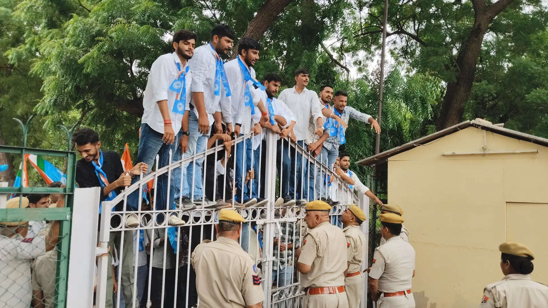 छात्रसंघ चुनाव बहाली सहित विभिन्न मांगों को लेकर एनएसयूआई का प्रदर्शन