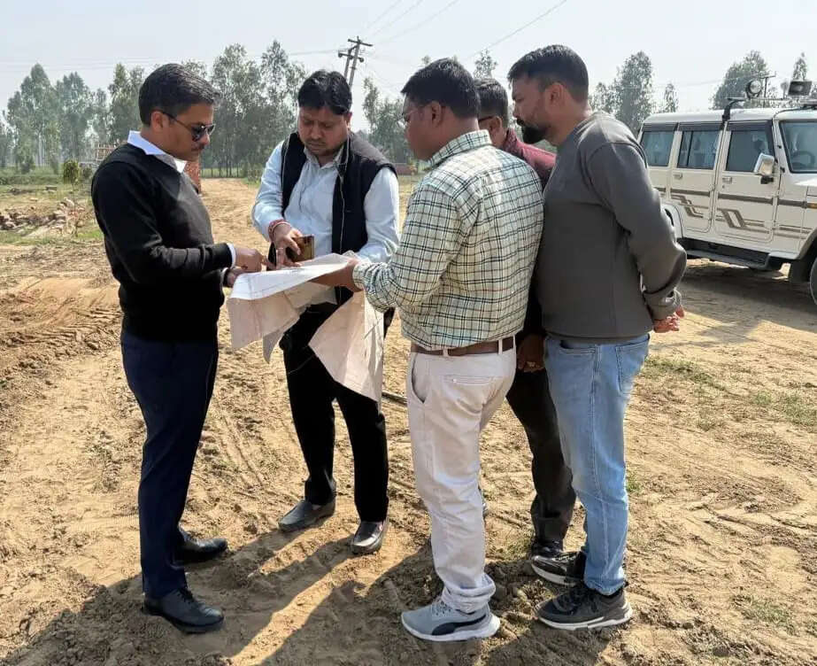 प्रशासन ने 105 बीघा भूमि पर की गई अवैध प्लाटिंग ध्वस्त की