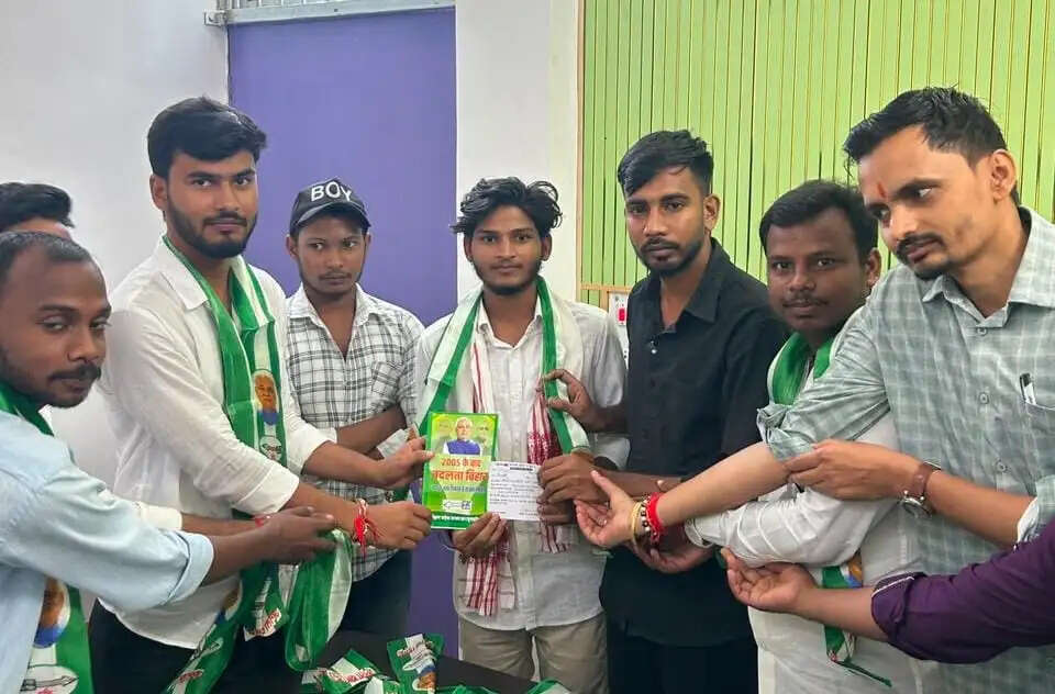 एनएसयूआई छोड़कर दर्जनों समर्थकों के साथ छात्र जदयू में शामिल हुए मृत्युंजय कुमार शर्मा